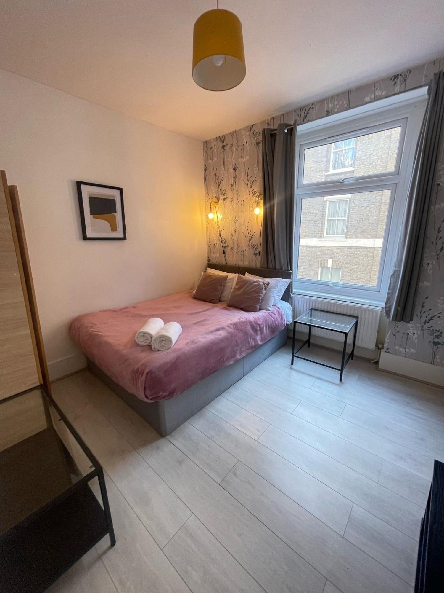 Lovely 2 Bed Flat 2 Floor Miles Londra