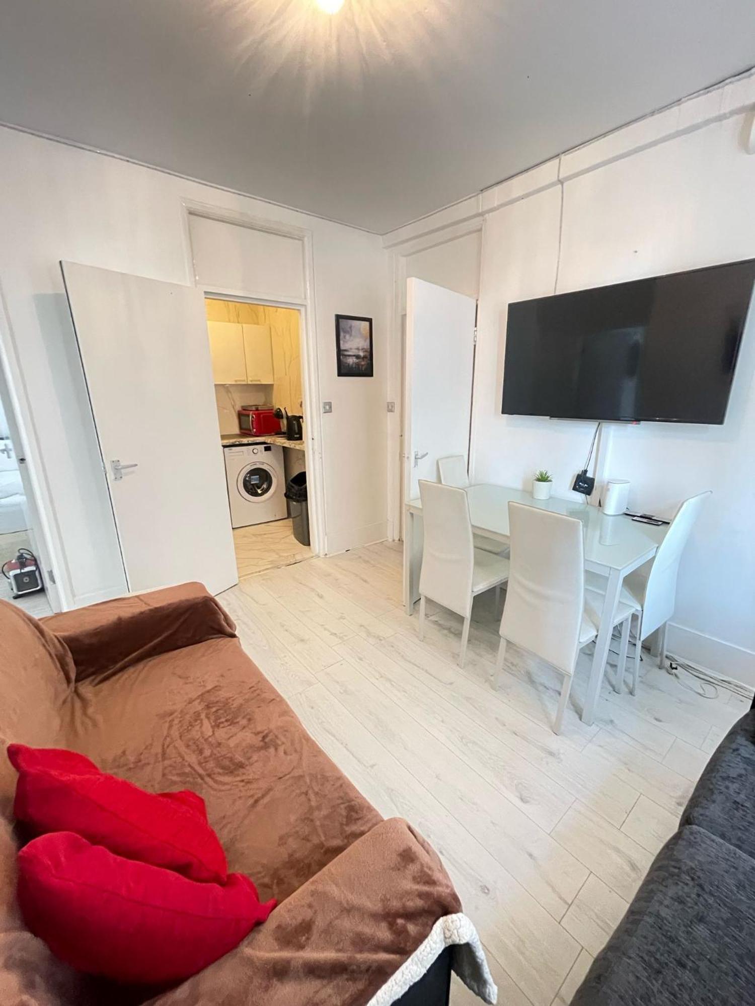 Lovely 2 Bed Flat 2 Floor Miles * Londra