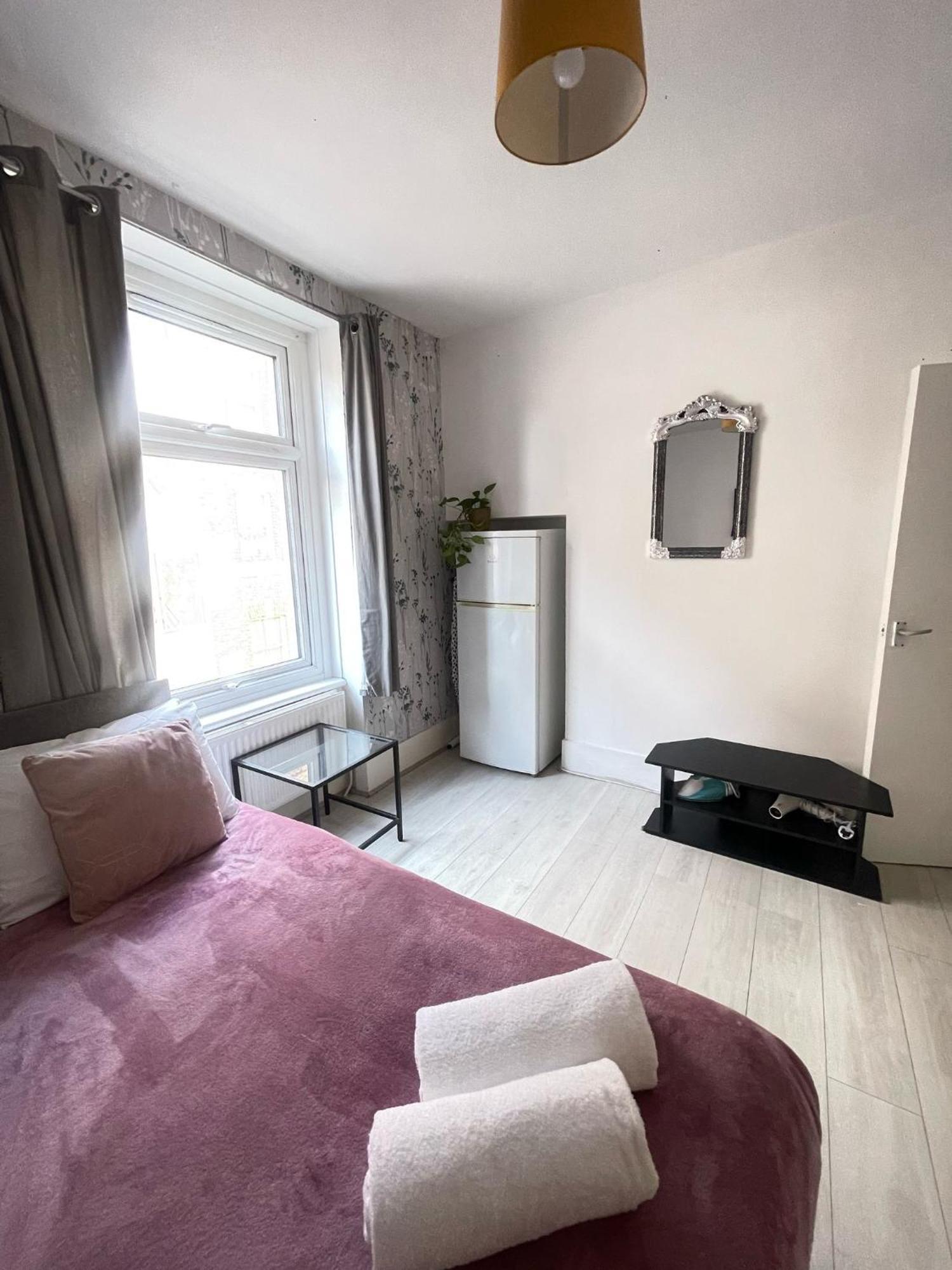 Lovely 2 Bed Flat 2 Floor Miles Appartamento Londra