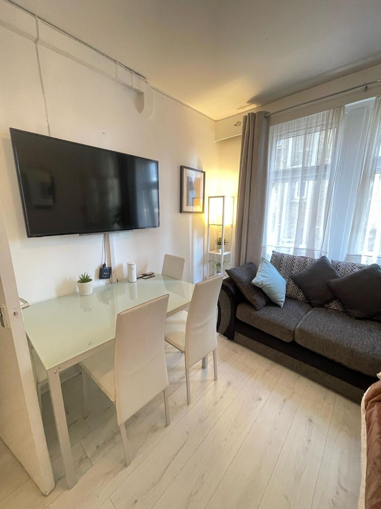 Lovely 2 Bed Flat 2 Floor Miles Londra