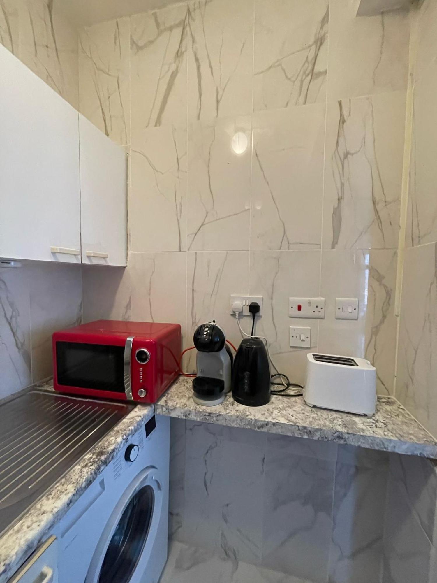 Lovely 2 Bed Flat 2 Floor Miles Londra